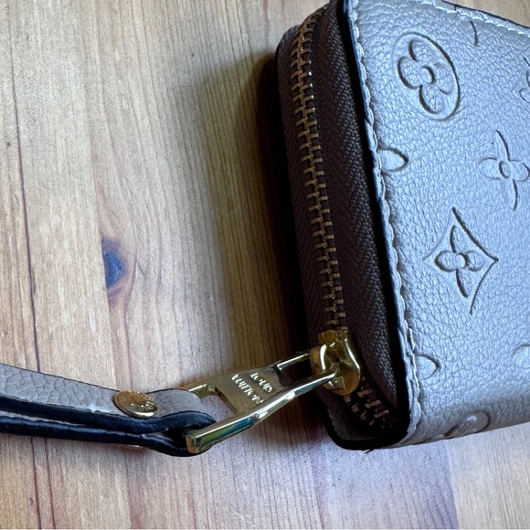 Off white wallet with zipper closure - Picture 6 of 16